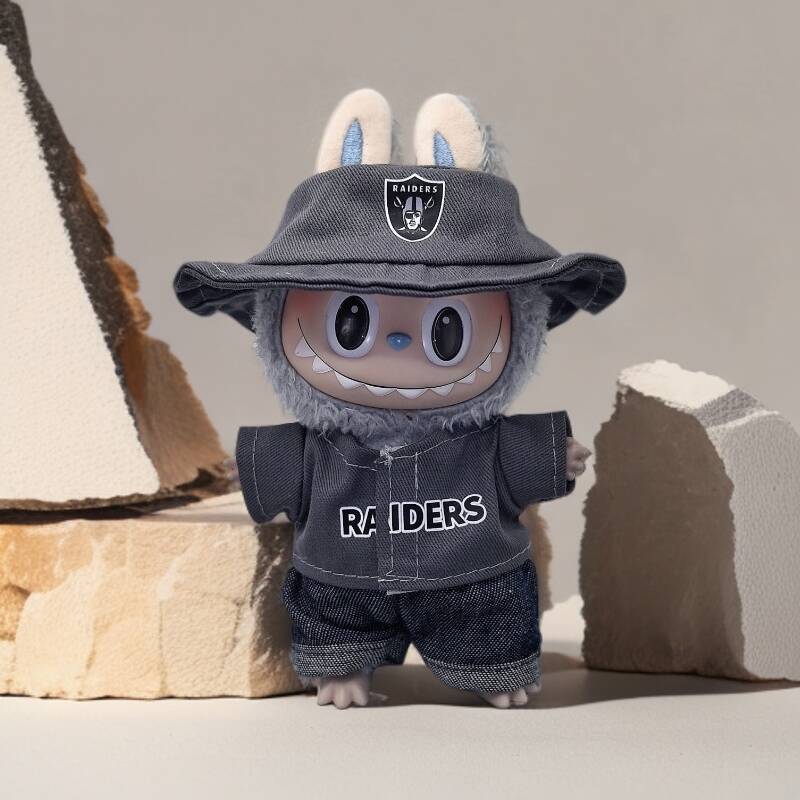Labubu bir kolye takıyor Labub - Streetwear Brand Keychain incelemesi ve fiyatı